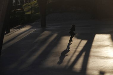 Sokakta paten kayarken