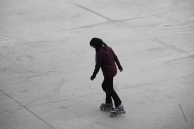 Sokakta paten kayarken