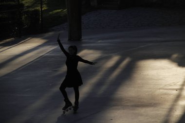 Sokakta paten kayarken