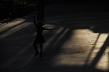 Sokakta paten kayarken