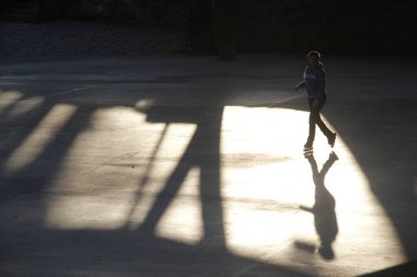 Sokakta paten kayarken