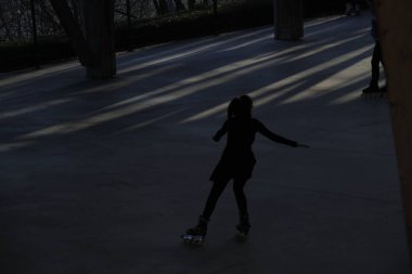 Sokakta paten kayarken