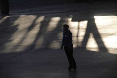 Sokakta paten kayarken