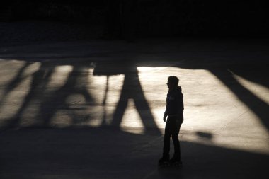Sokakta paten kayarken