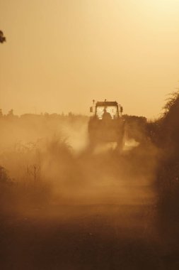 Taşrada traktör var.