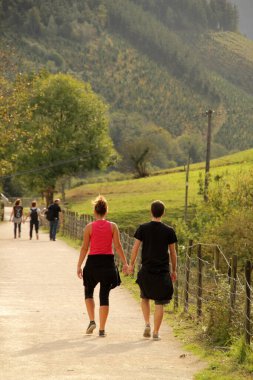 Kırsalda yürürken