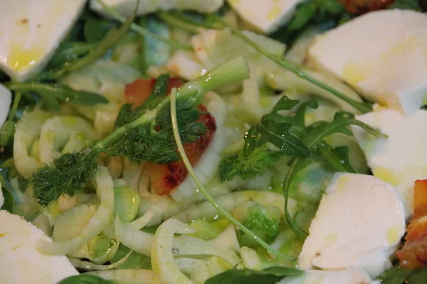 Frischer Salat Auf Dem Tisch — Stockfoto