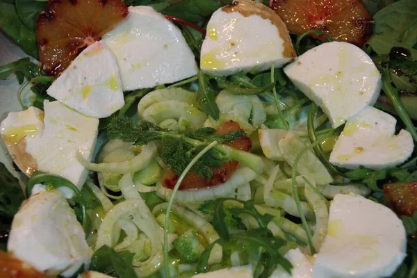 Frischer Salat Auf Dem Tisch — Stockfoto