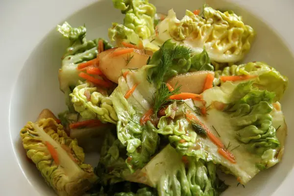 Ensalada Fresca Sobre Mesa — Foto de Stock