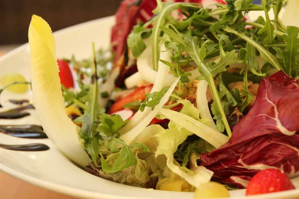 Frischer Salat Auf Dem Tisch — Stockfoto