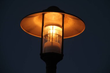 Şehir ortamında fener.,