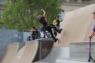 Yarım boruda kayıyorum.