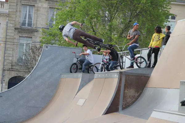 Skaten Der Halfpipe — Stockfoto