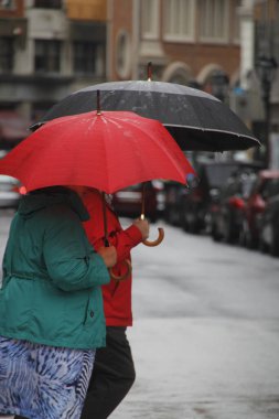 Yağmurlu bir günde yürüyorum