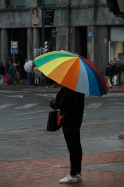 Yağmurlu bir günde yürüyorum