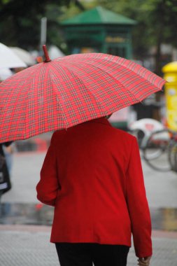 Yağmurlu bir günde yürüyorum