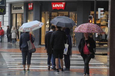 Yağmurlu bir günde yürüyorum