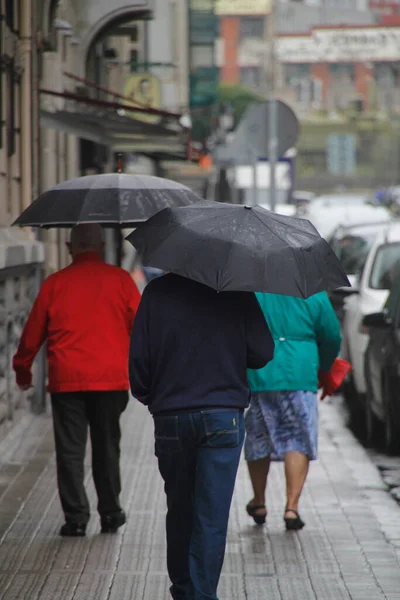 Περπατώντας Μια Βροχερή Μέρα — Φωτογραφία Αρχείου