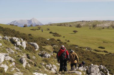 Kırsalda yürüyüş yapmak.