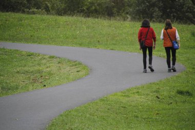 Kırsalda yürüyüş yapmak.