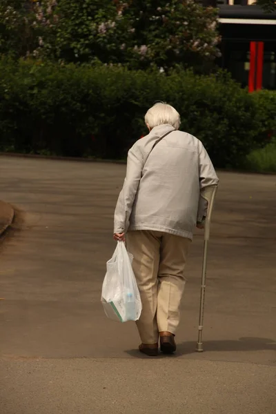 Oudere Mensen Die Straat Wakker Worden — Stockfoto