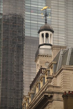 Londra şehir merkezinde bir bina.