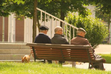 Parkta yaşlanan insanlar.