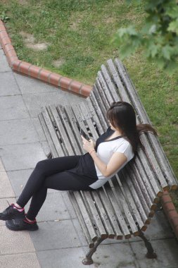 Sokaktaki genç kadın.