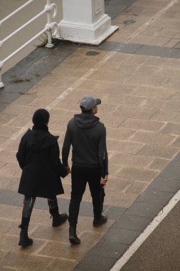 Sokakta yürüyen çift