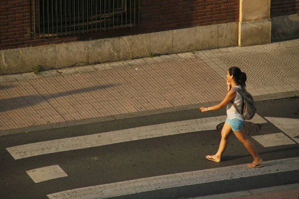 Sokaktaki Genç Kadın — Stok fotoğraf