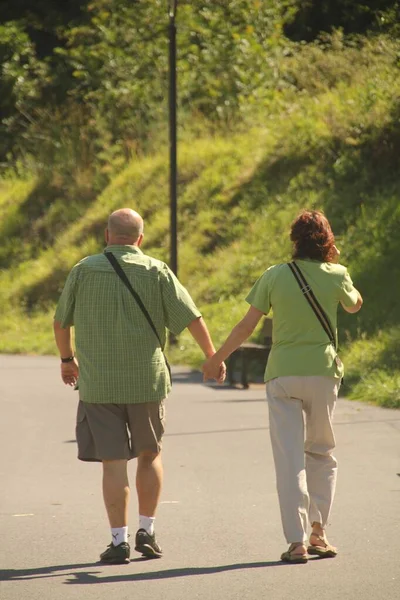 Couple Marchant Dans Rue — Photo