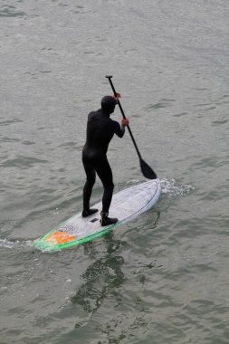 Bask kıyısında sörf yapmak