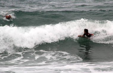 Bask kıyısında sörf yapmak