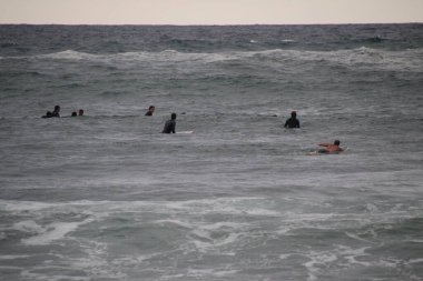 Bask kıyısında sörf yapmak