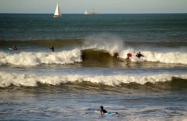 Bask Kıyısında Sörf Yapmak — Stok fotoğraf