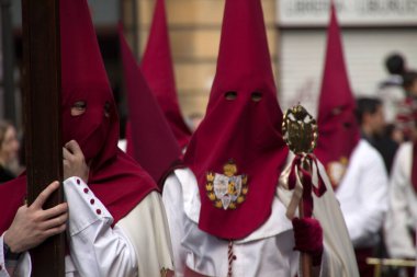 İspanya 'da Kutsal Hafta boyunca geçit töreni