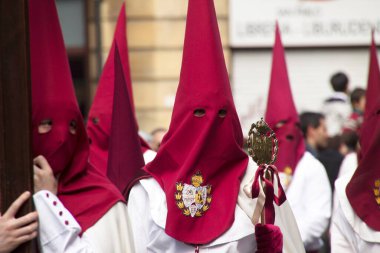 İspanya 'da Kutsal Hafta boyunca geçit töreni
