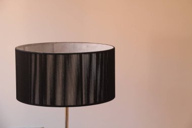 Binanın içinde lambalar var.