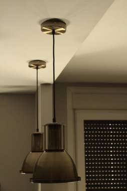 Binanın içinde lambalar var.