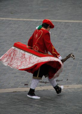 Halk festivalinde geleneksel bas dansı