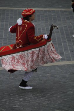 Halk festivalinde geleneksel bas dansı