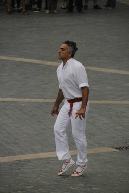 Halk festivalinde geleneksel bas dansı