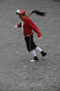 Halk festivalinde geleneksel bas dansı