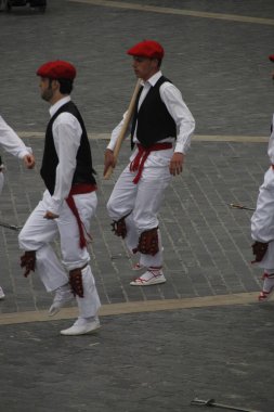Halk festivalinde geleneksel bas dansı