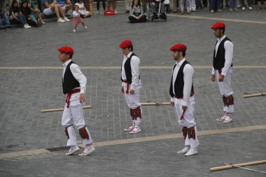 Halk festivalinde geleneksel bas dansı