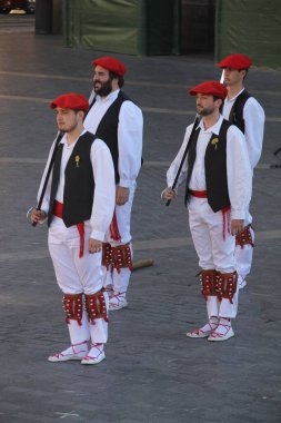 Halk festivalinde geleneksel bas dansı
