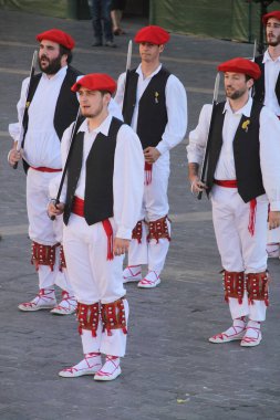 Halk festivalinde geleneksel bas dansı
