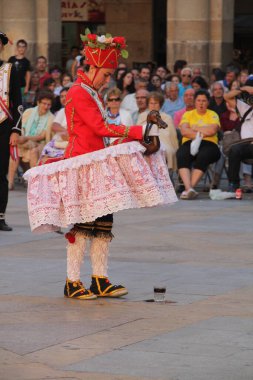 Halk festivalinde geleneksel bas dansı