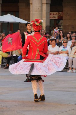Halk festivalinde geleneksel bas dansı