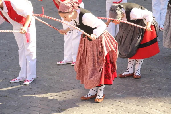 民俗祭の伝統的なバスク舞踊は — ストック写真